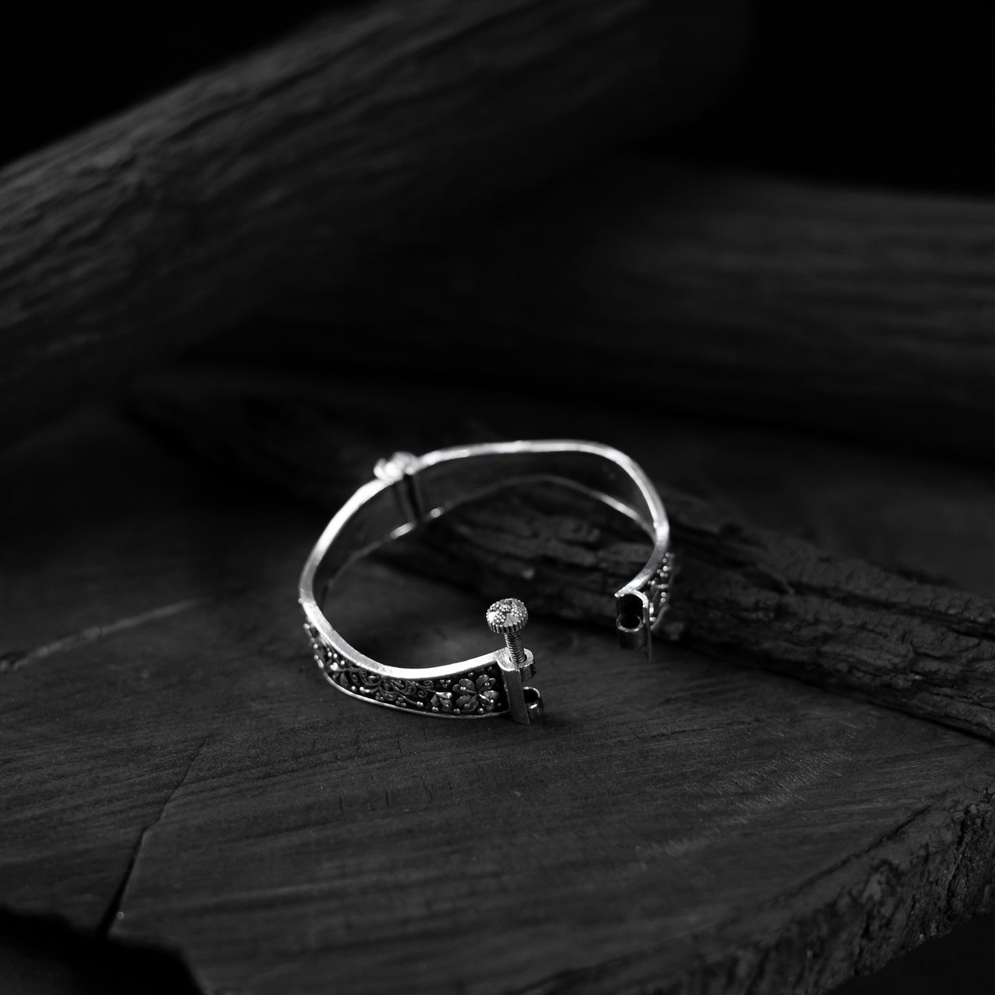 Saanjh Bela Flower Oxidised Bangle