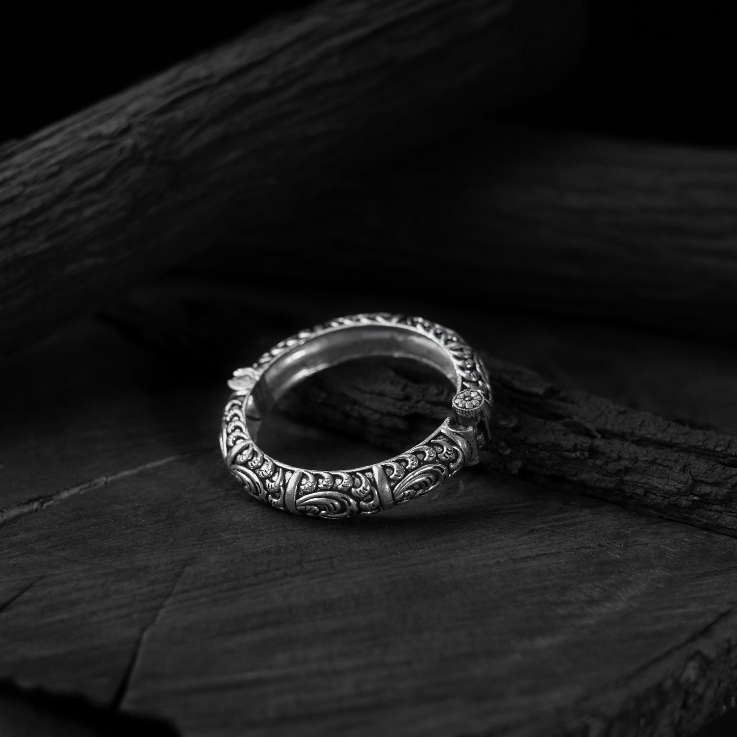 Saanjh Bela Floral Motif Oxidised Bangle