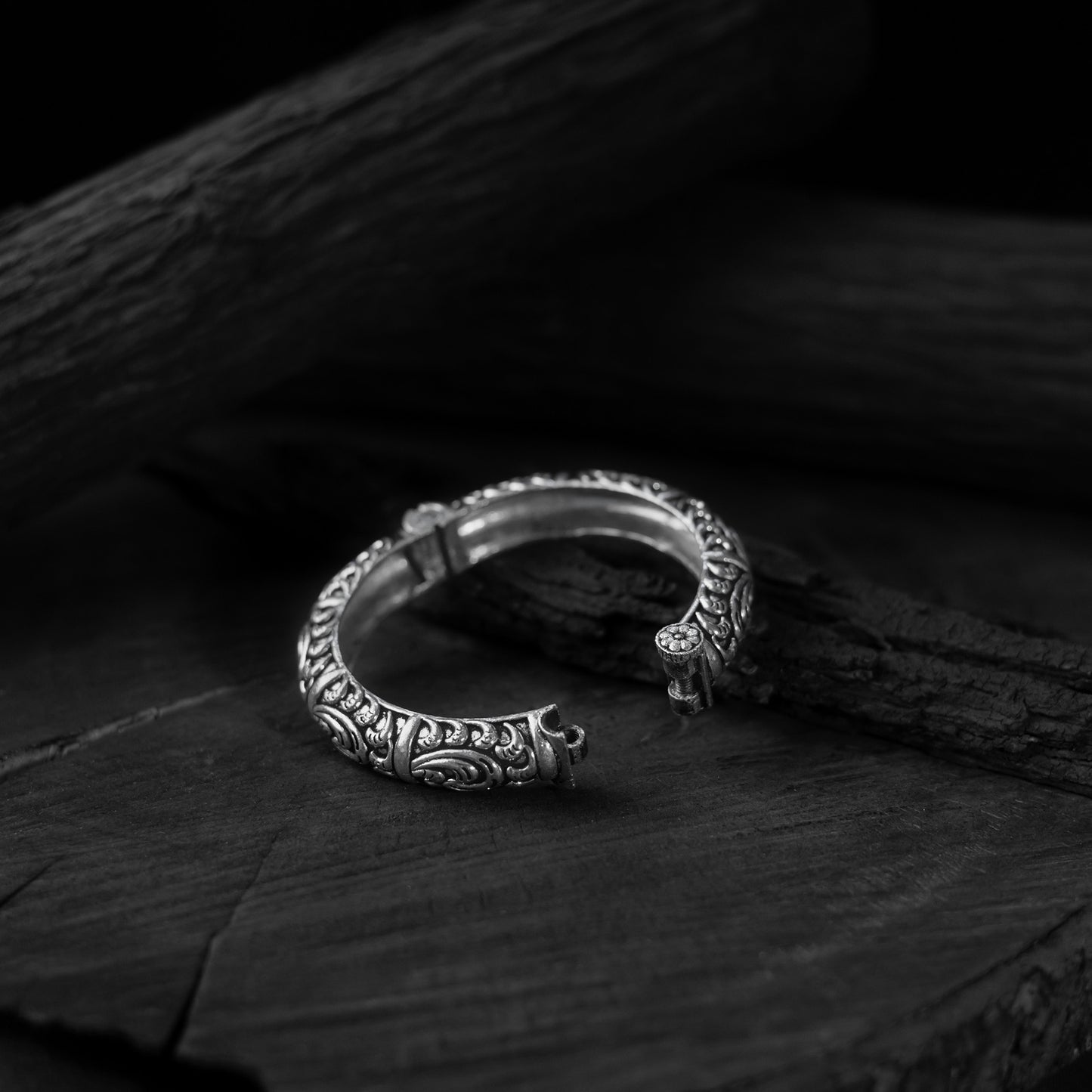 Saanjh Bela Floral Motif Oxidised Bangle