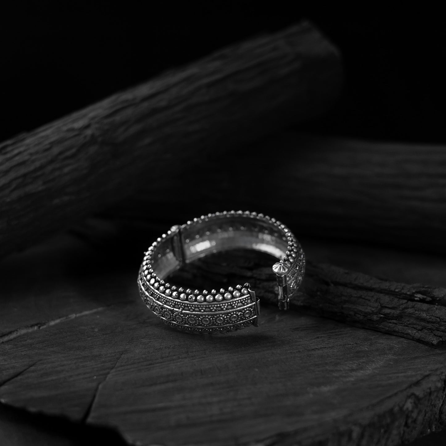 Saanjh Bela Stone Oxidised Bangle