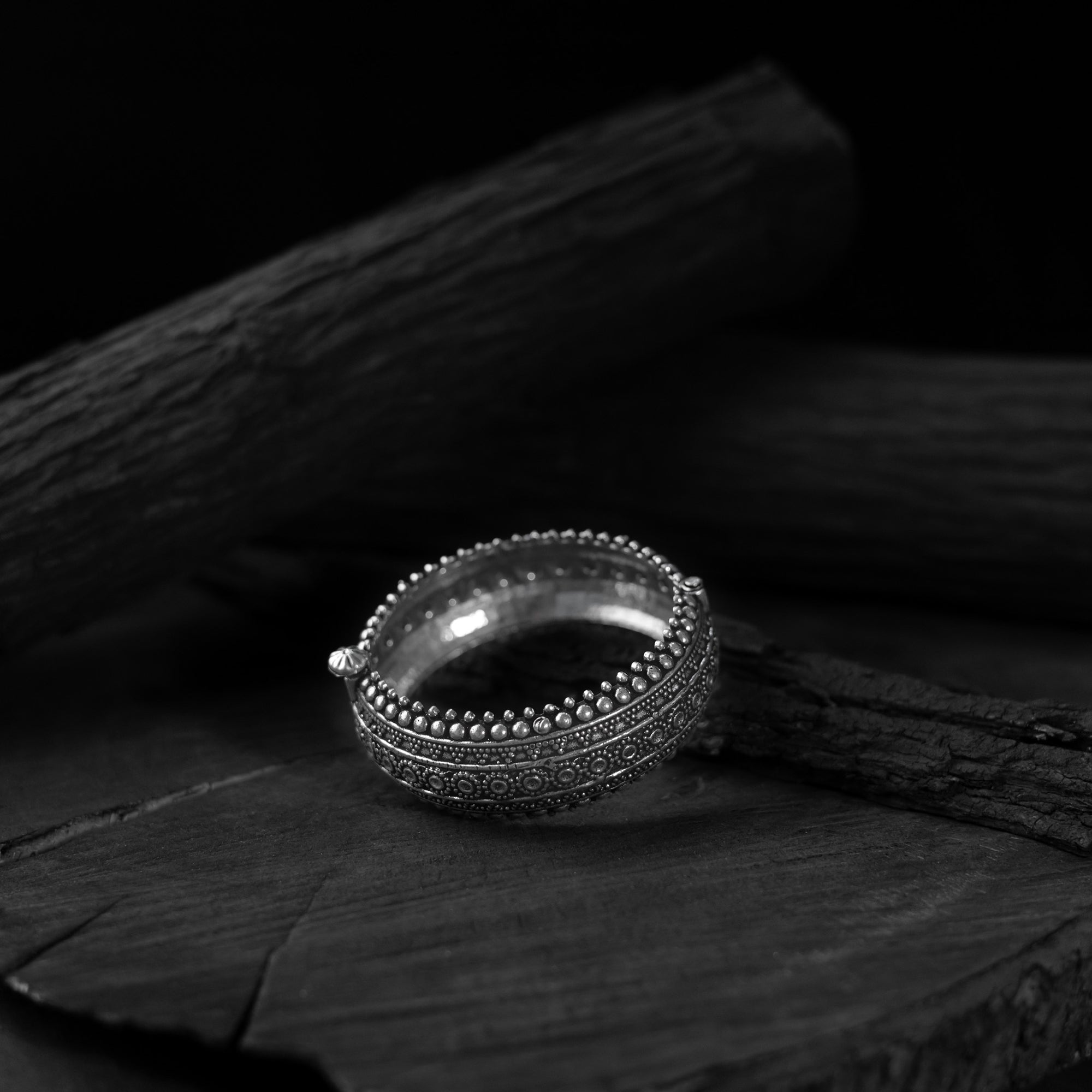 Saanjh Bela Stone Oxidised Bangle