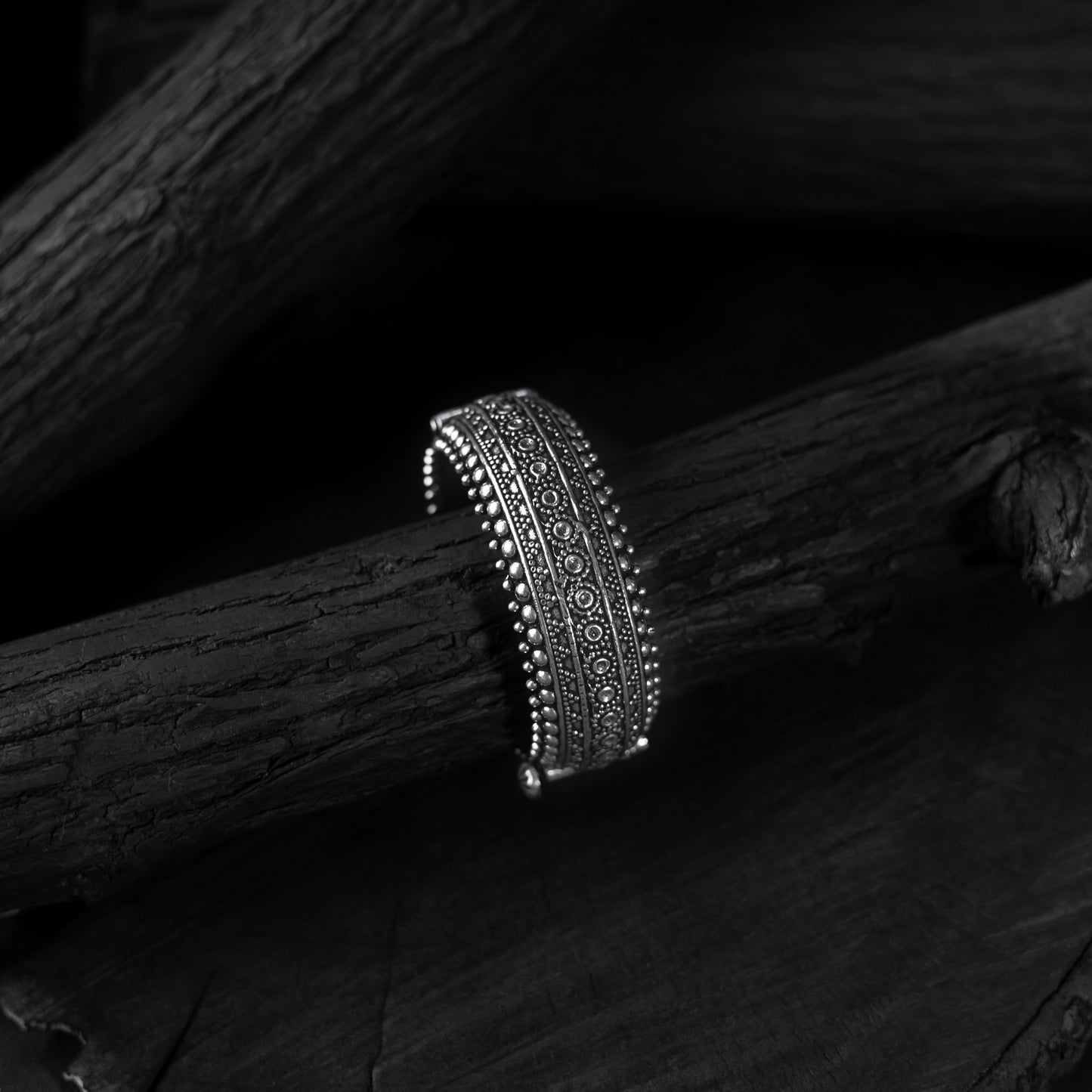 Saanjh Bela Stone Oxidised Bangle