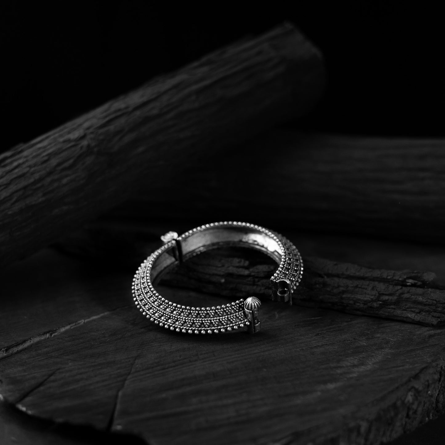 Saanjh Bela Temple Carved Oxidised Bangle
