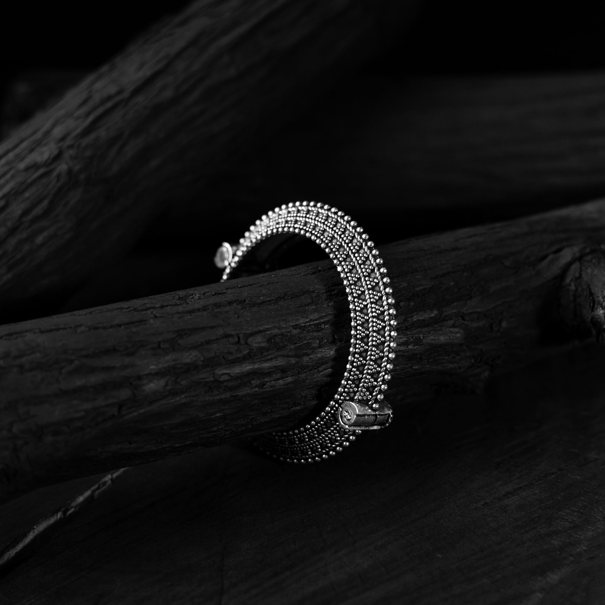 Saanjh Bela Temple Carved Oxidised Bangle